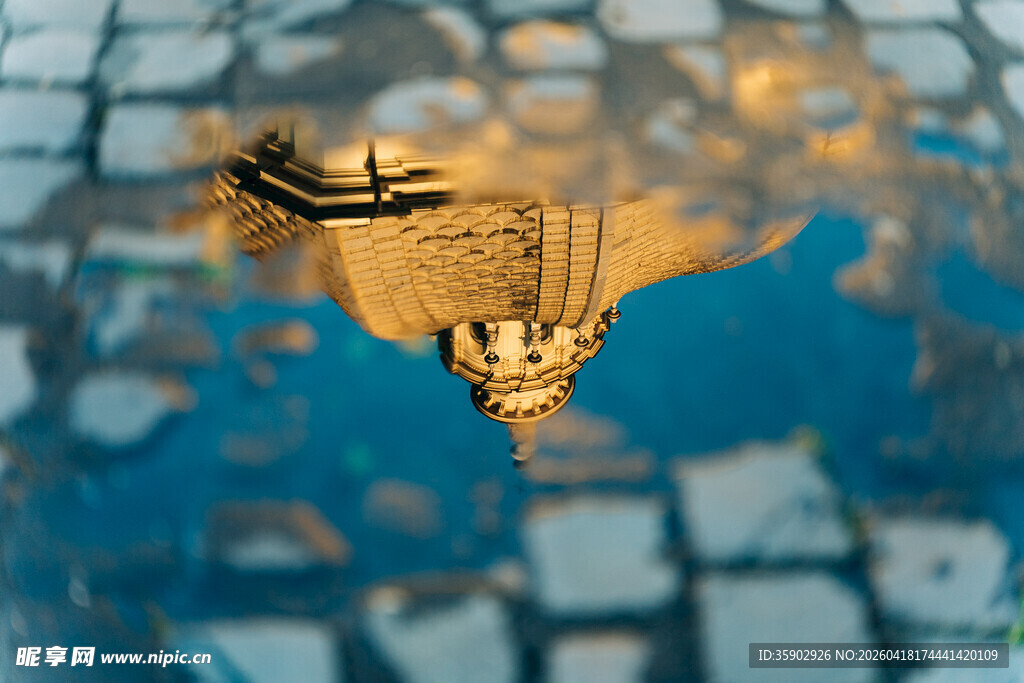 水面倒影中的建筑景象