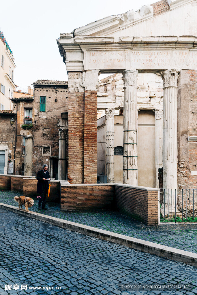 罗马古老建筑前的石板路