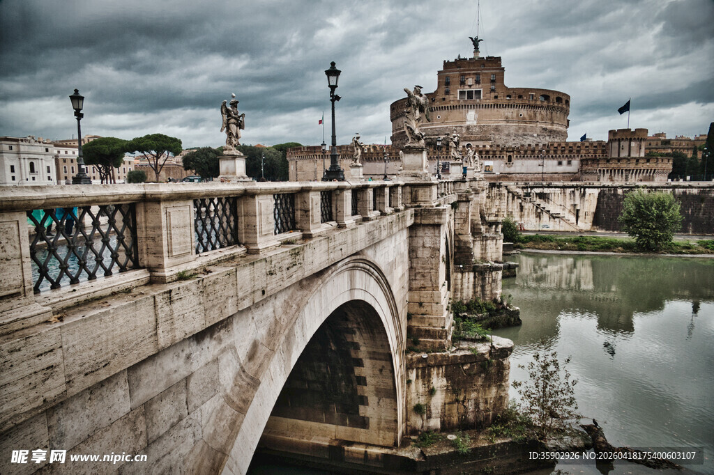 罗马石桥与远处建筑景观
