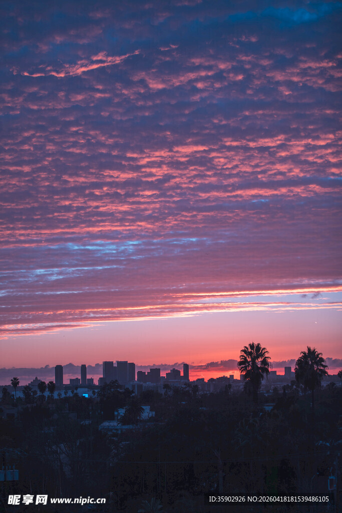 日落时分的绚烂天际线