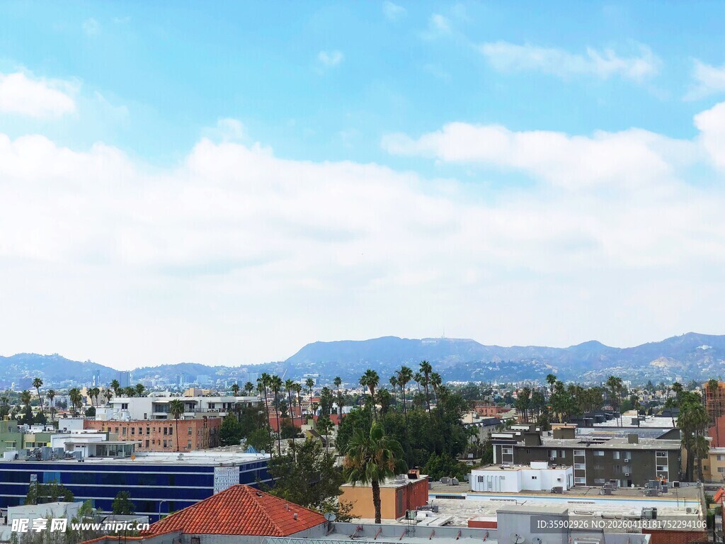 城市远景与蓝天白云景观