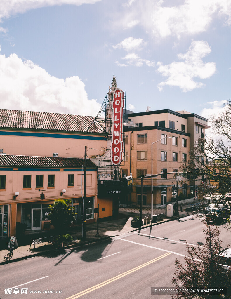 城市街边的多层建筑