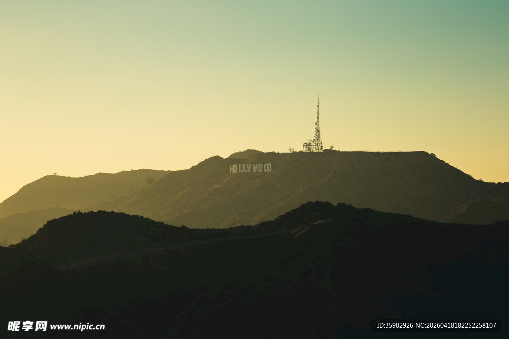 黄昏下的山丘与远处建筑