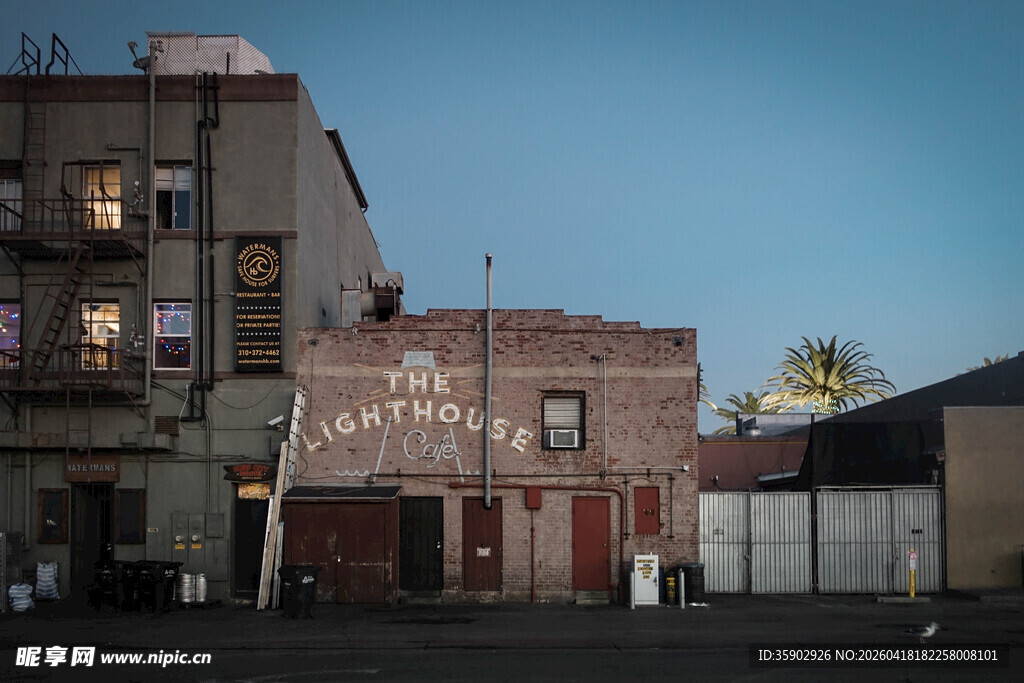 复古街景中的旧建筑