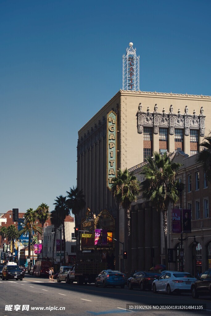 城市街道旁的独特建筑