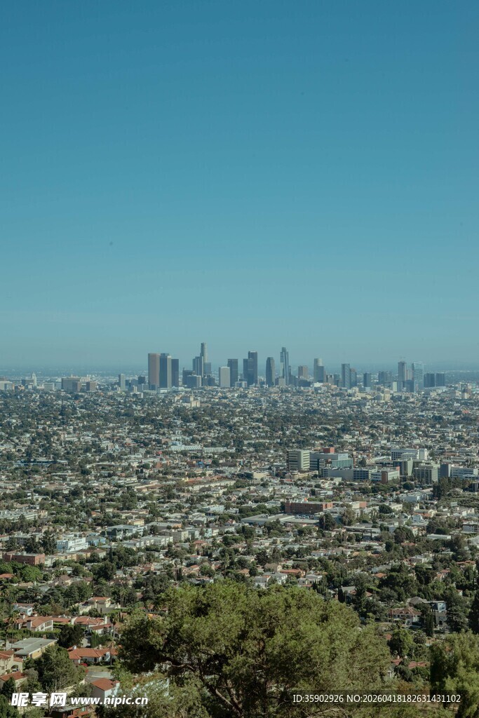 俯瞰城市天际线景观