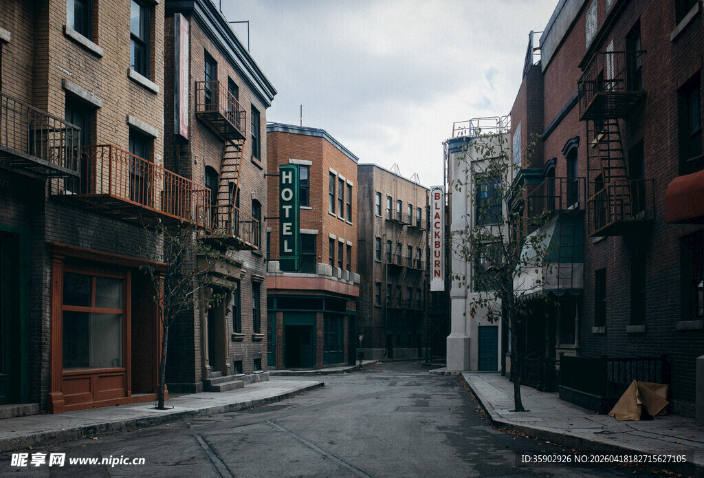 狭窄街道旁的欧式建筑