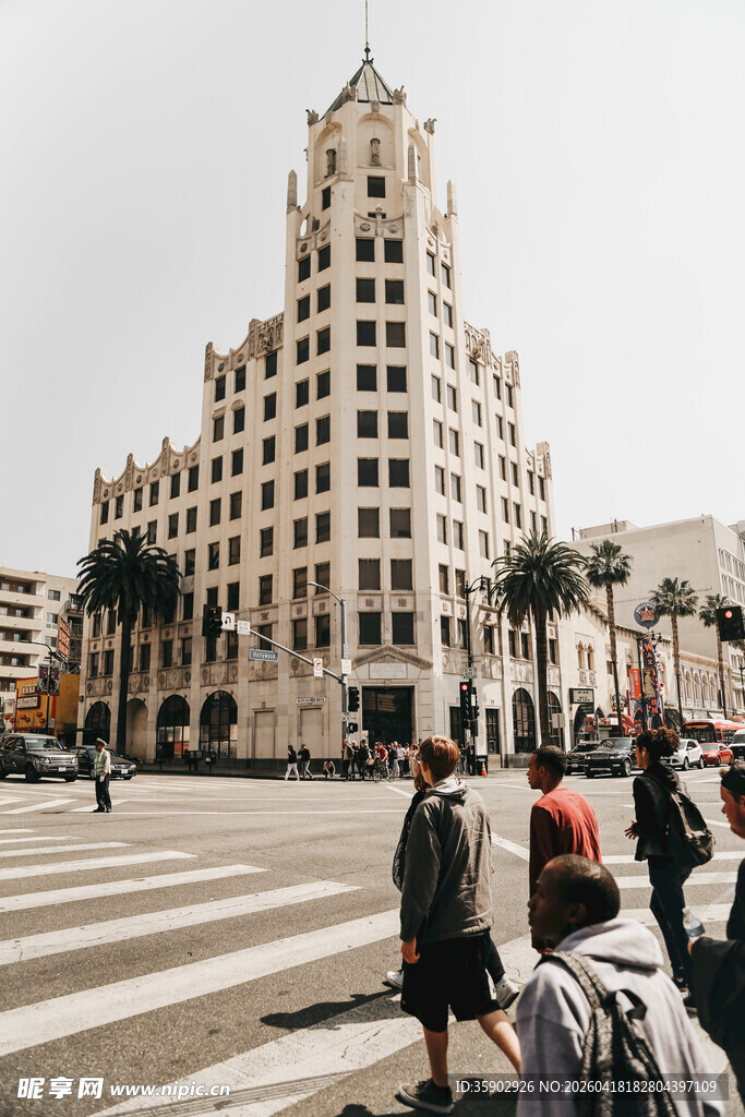 城市街头的行人与复古建筑