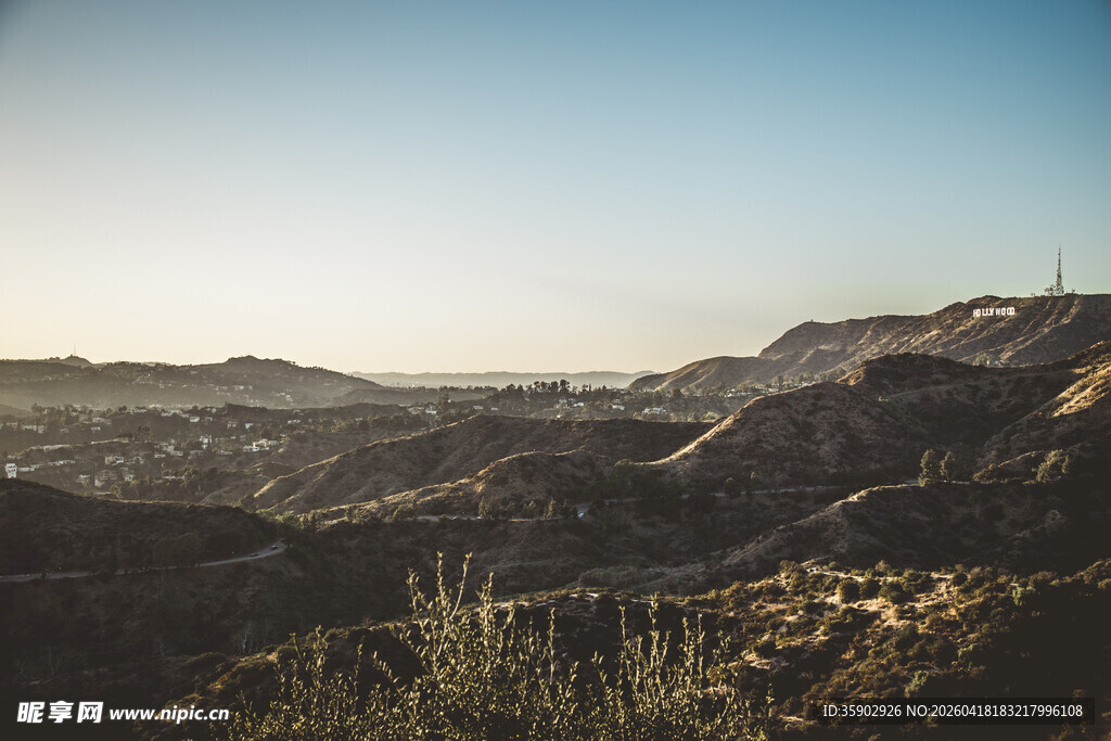 黄昏下的壮丽山峦景色
