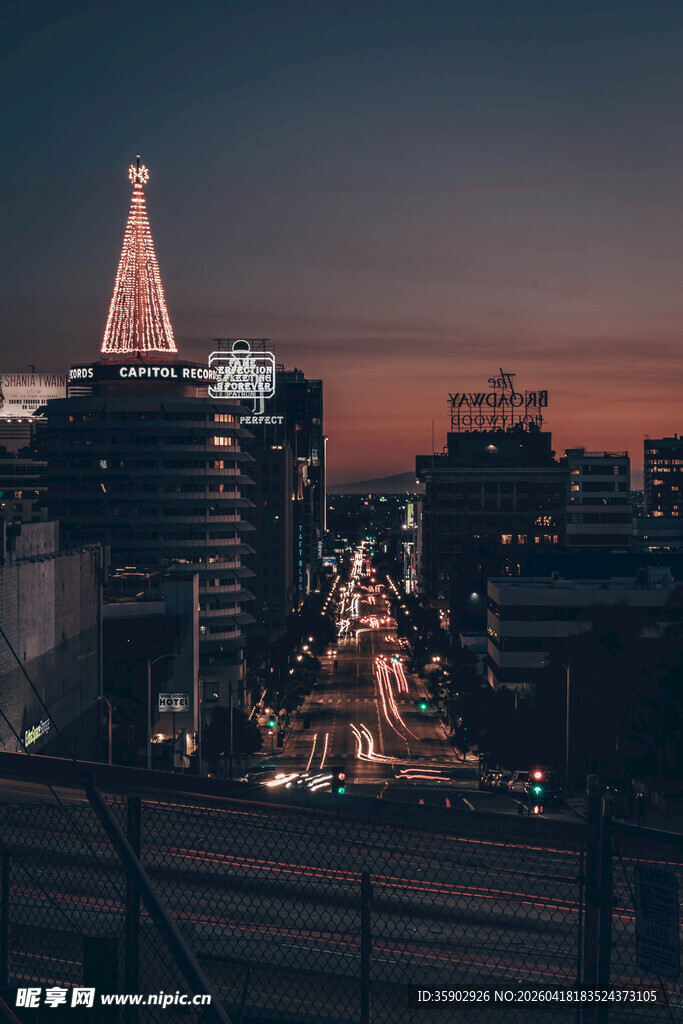 城市黄昏中的璀璨建筑景观