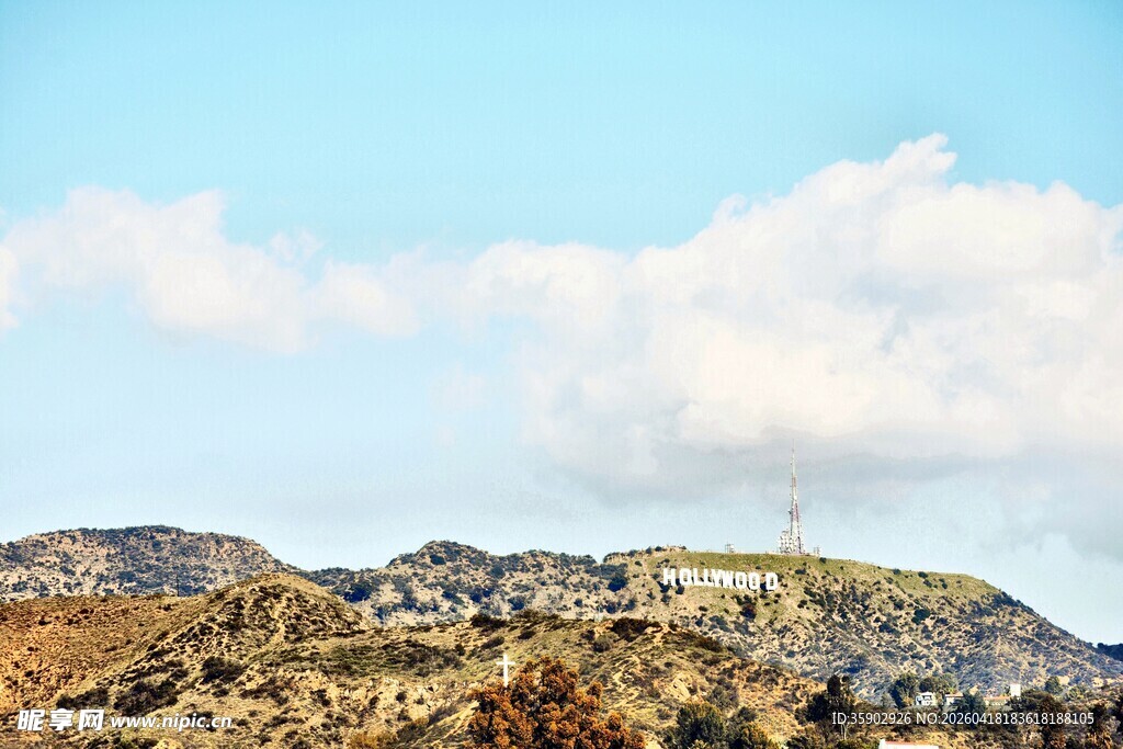 蓝天白云下的壮美山峦