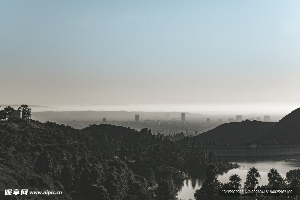 山林湖泊间的静谧景致