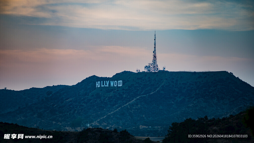 山峦上的高塔景观