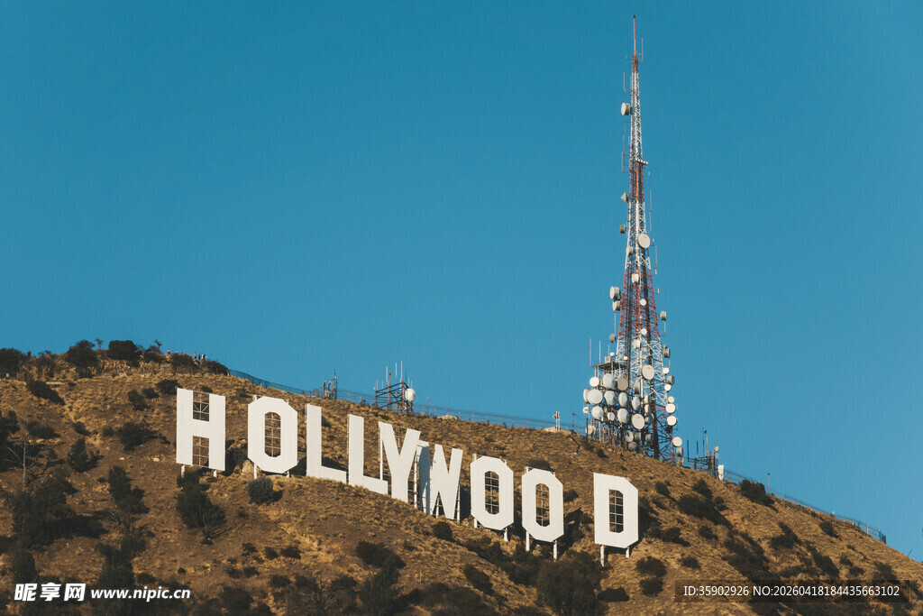 好莱坞标志与通信塔景观