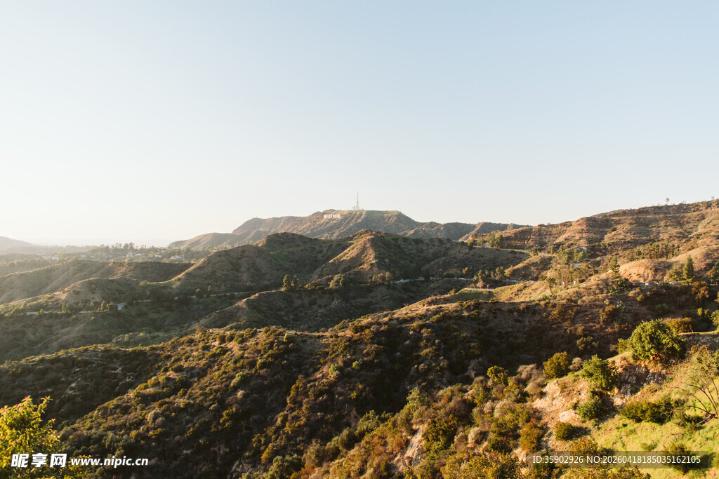 山间美景绿意盎然的山谷