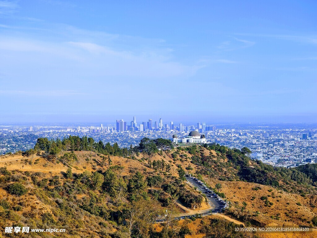 俯瞰城市与山间美景