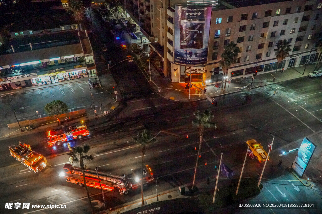 城市夜晚繁忙施工景象
