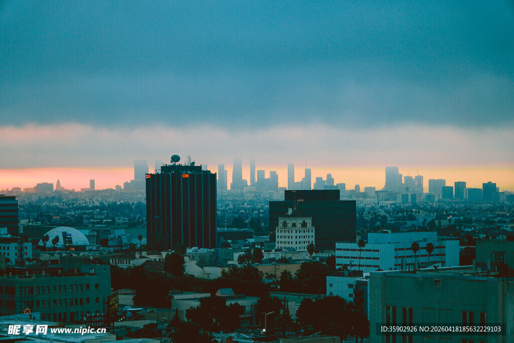 城市黄昏天际线景观