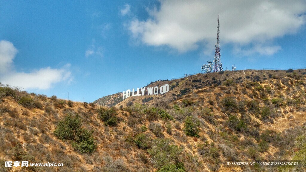 山丘上的高耸信号塔