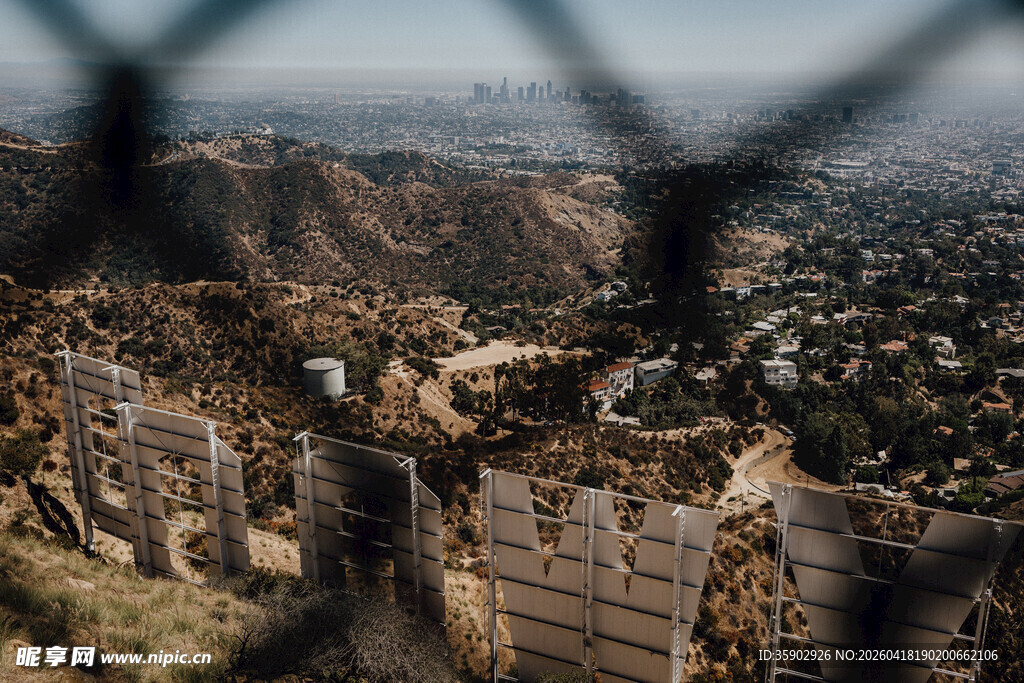 围栏后的城市与山地景观