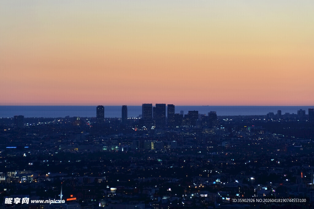黄昏下的城市天际线