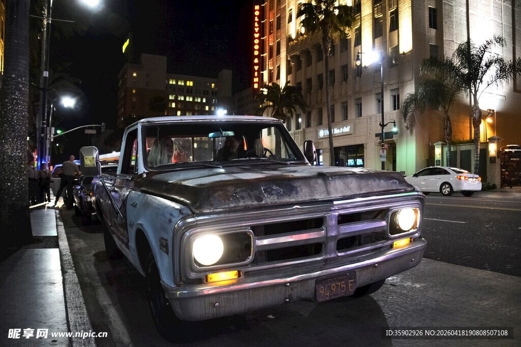 复古皮卡夜晚停在城市街道