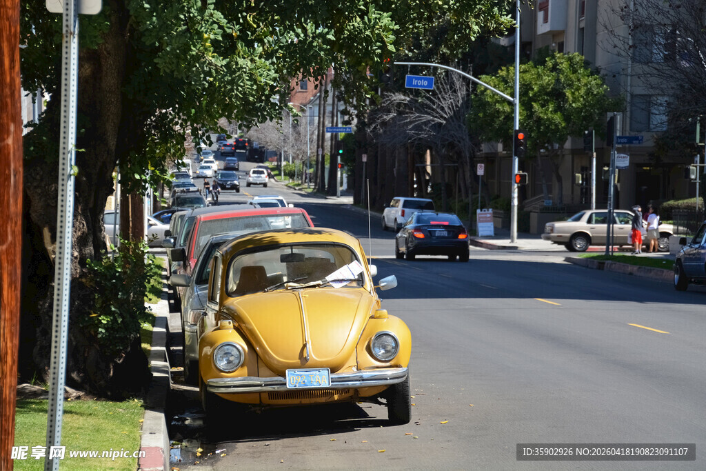 复古小黄车行驶在城市街道