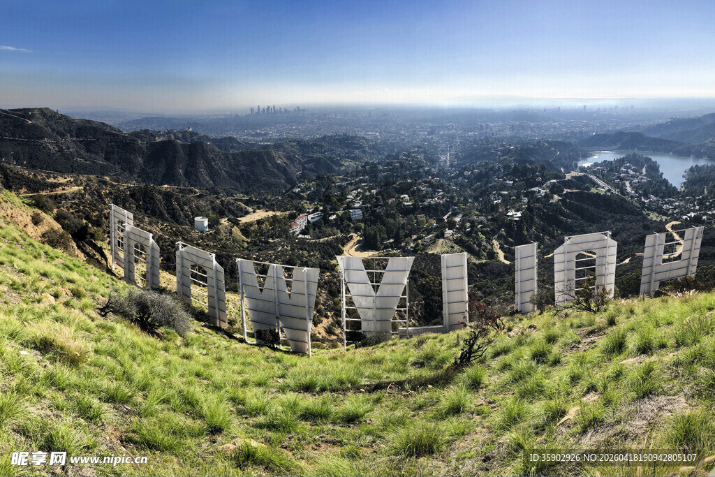 山间石阵与广阔美景