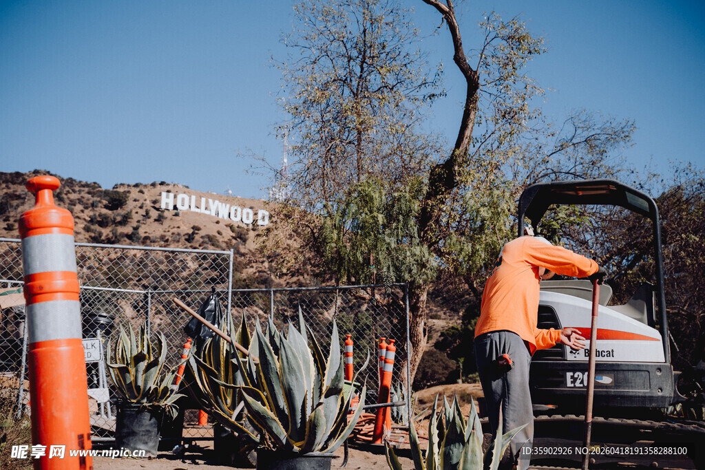 工人在户外进行施工操作