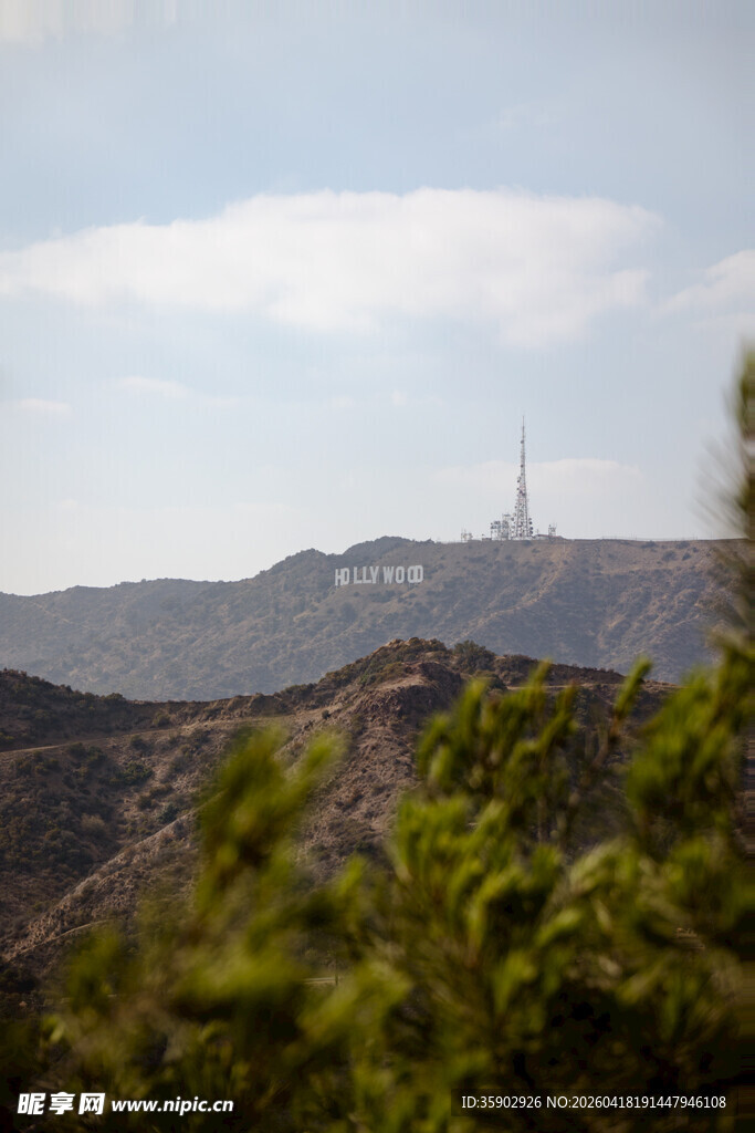 山峦绿意中的远方高塔