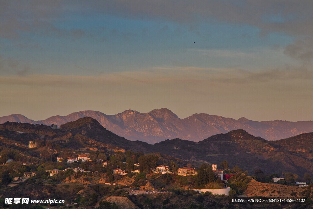 黄昏下的山居美景