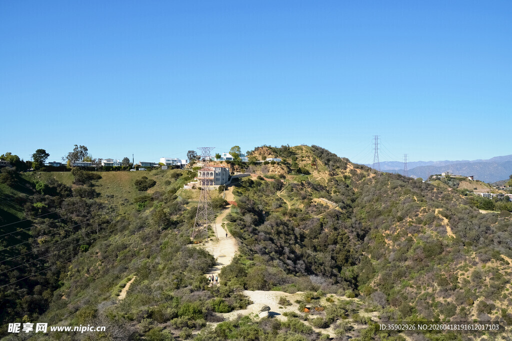 山间徒步小径上的人群