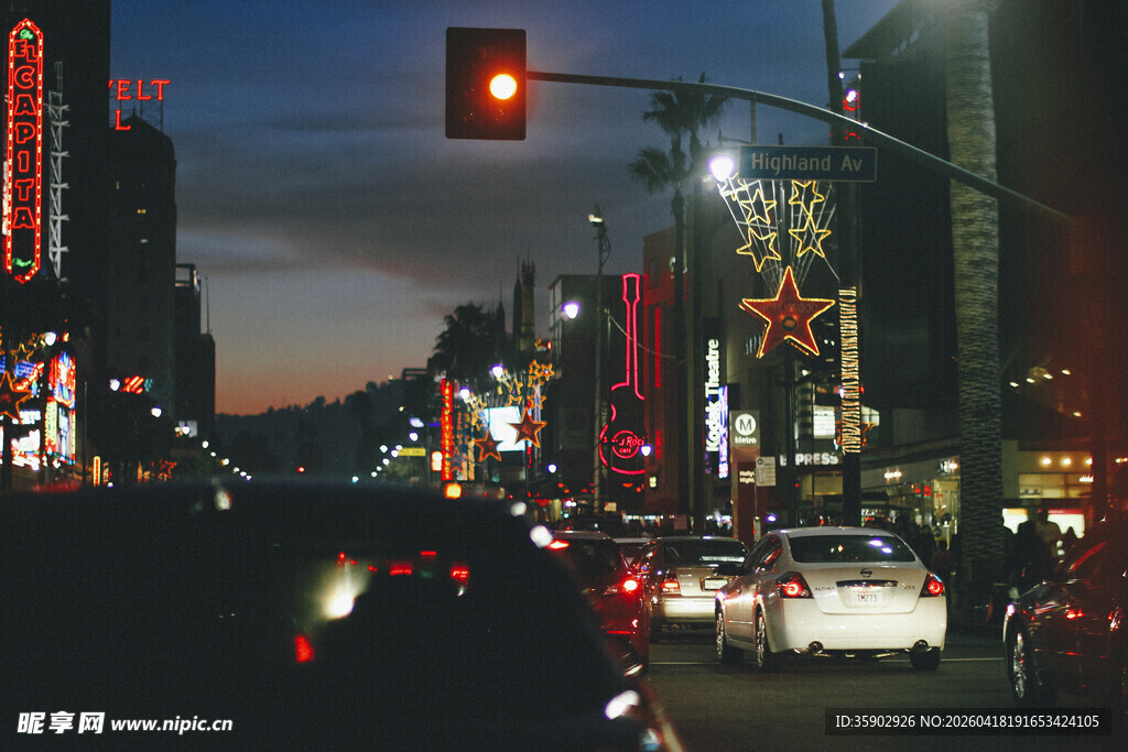 城市黄昏街头繁忙景象