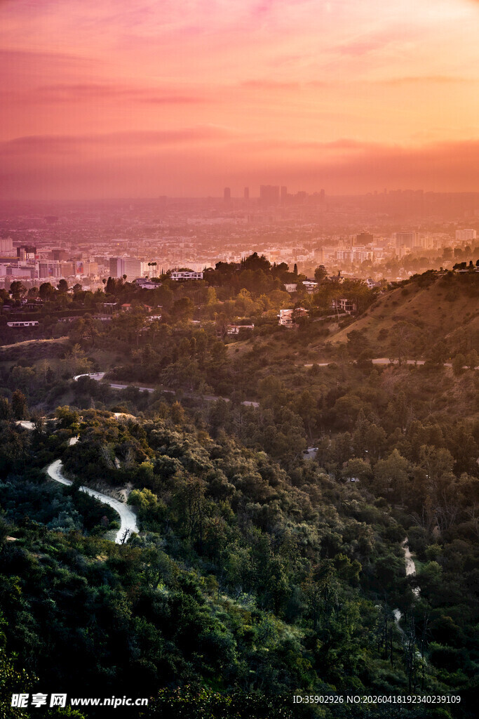 日落时分的山林城市景观
