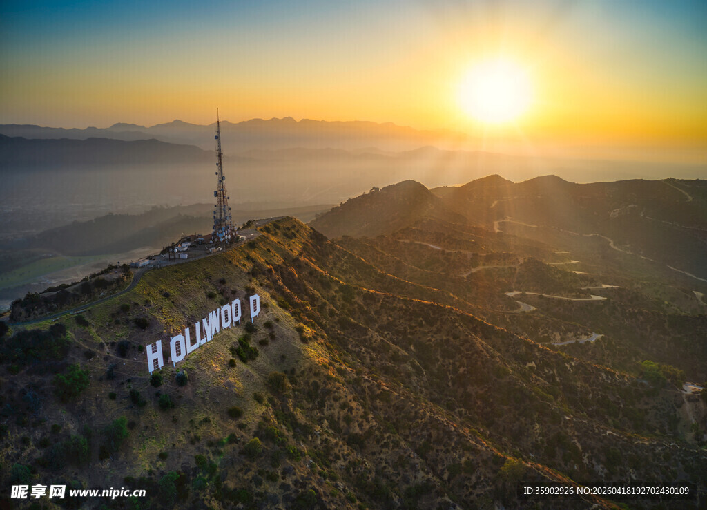 山顶日落美景俯瞰城市