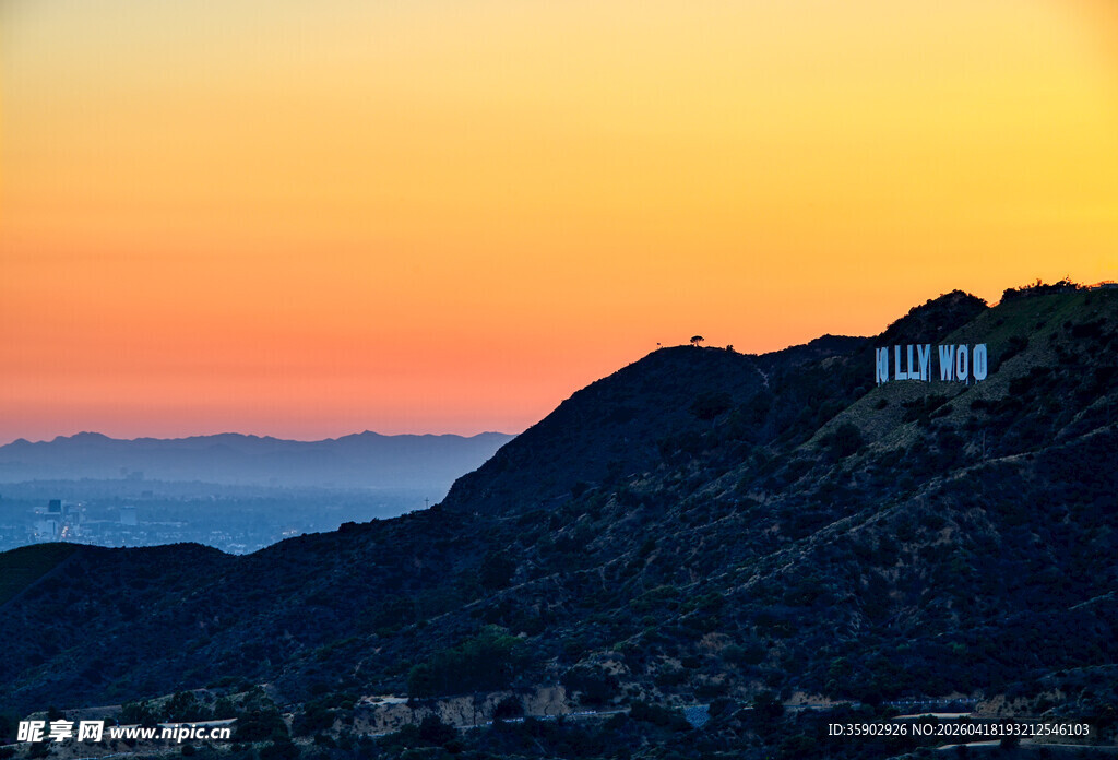 夕阳下的山间小屋