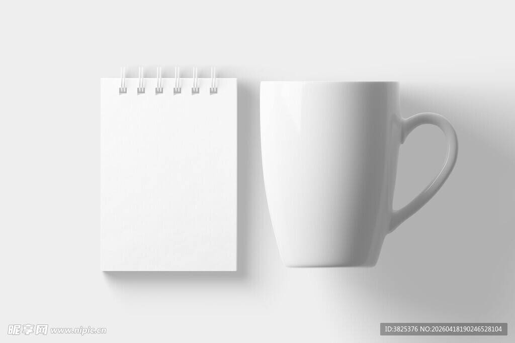 简约桌面的杯子与记事本