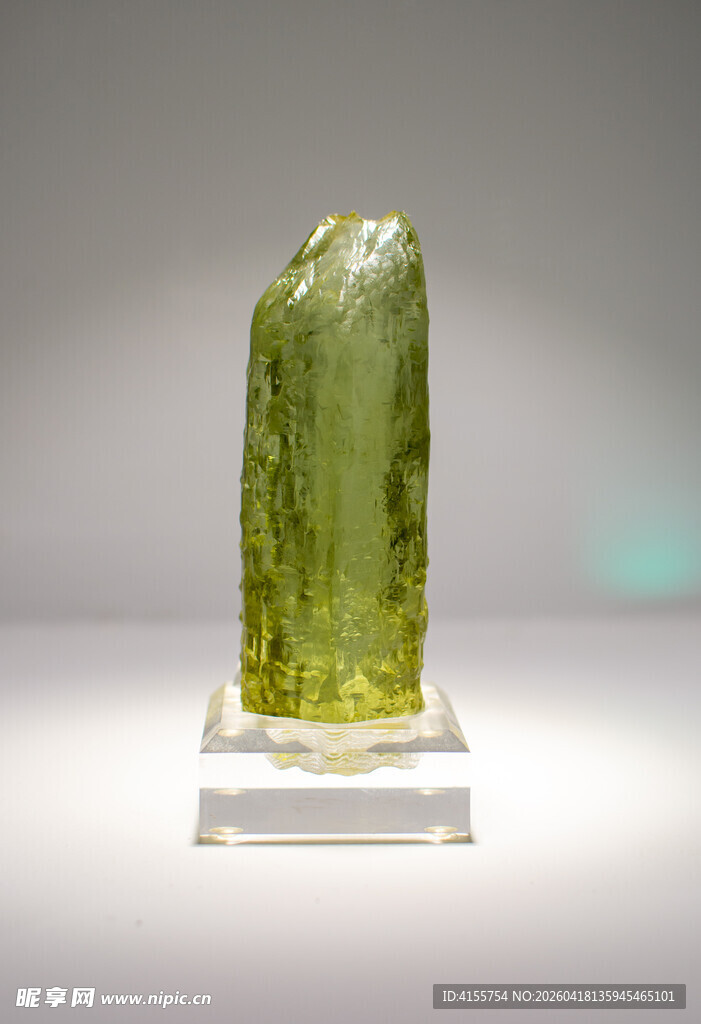 绿色柱状晶体矿物标本