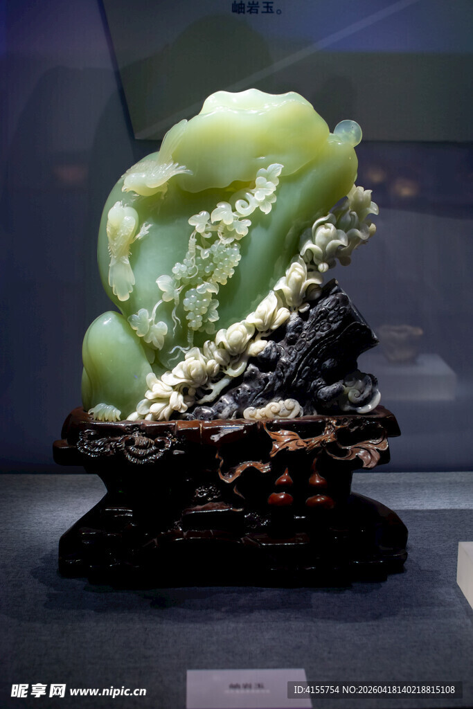 翠绿玉雕摆件精美绝伦