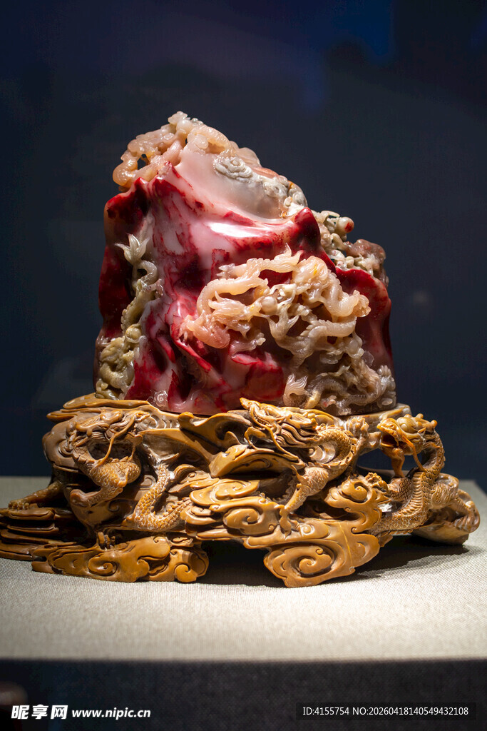 精美鸡血石雕刻摆件