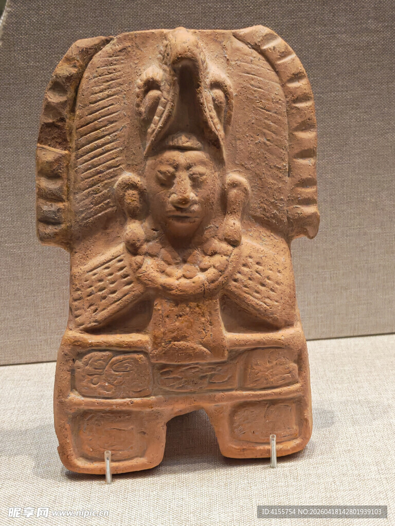 古老神秘的陶制人物雕像