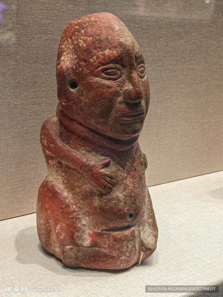 古老陶制人像雕塑