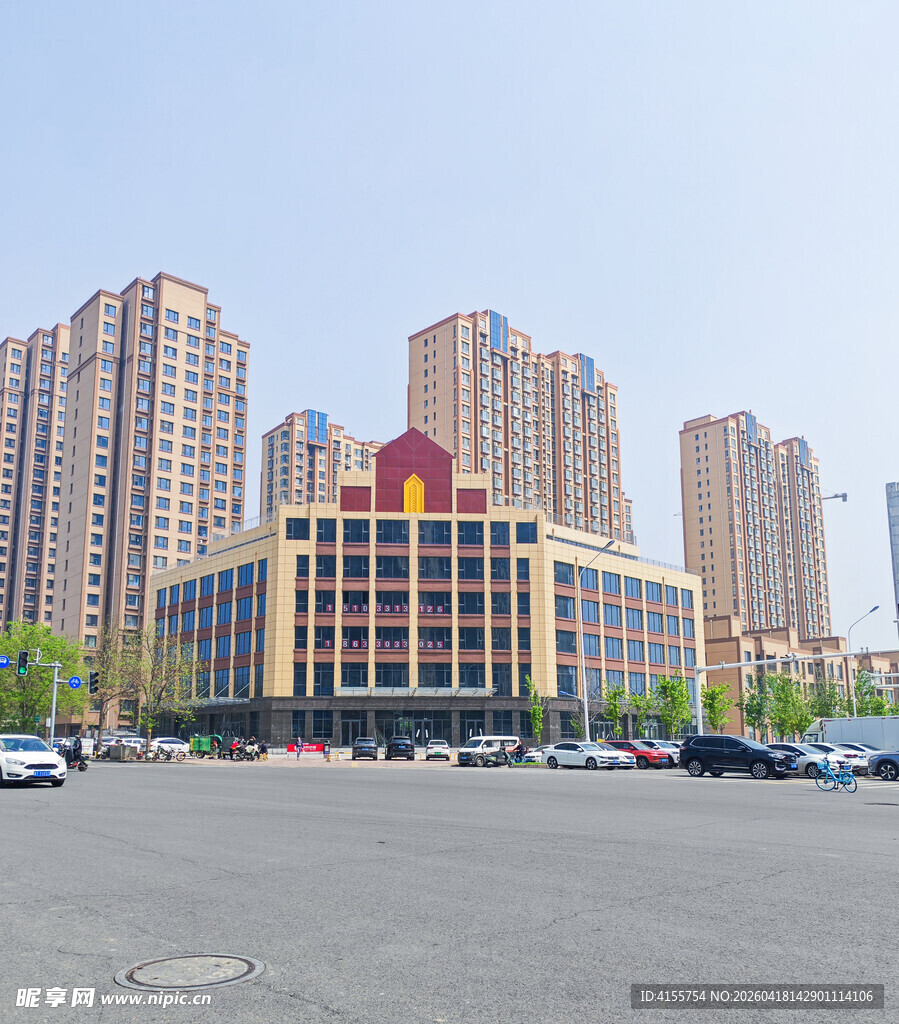 城市中色彩鲜明的标志性建筑