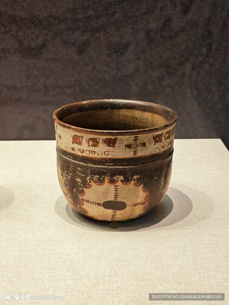 古代花纹陶制杯