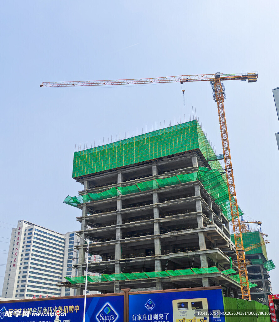 高楼建设中塔吊矗立