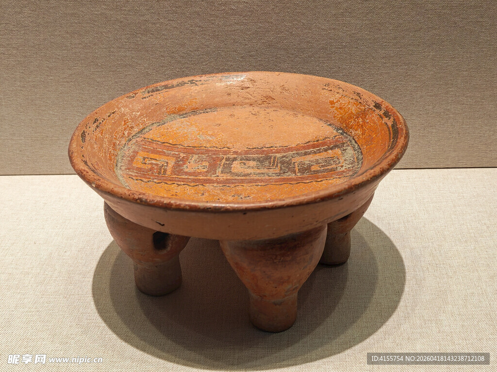 三足陶制古器皿