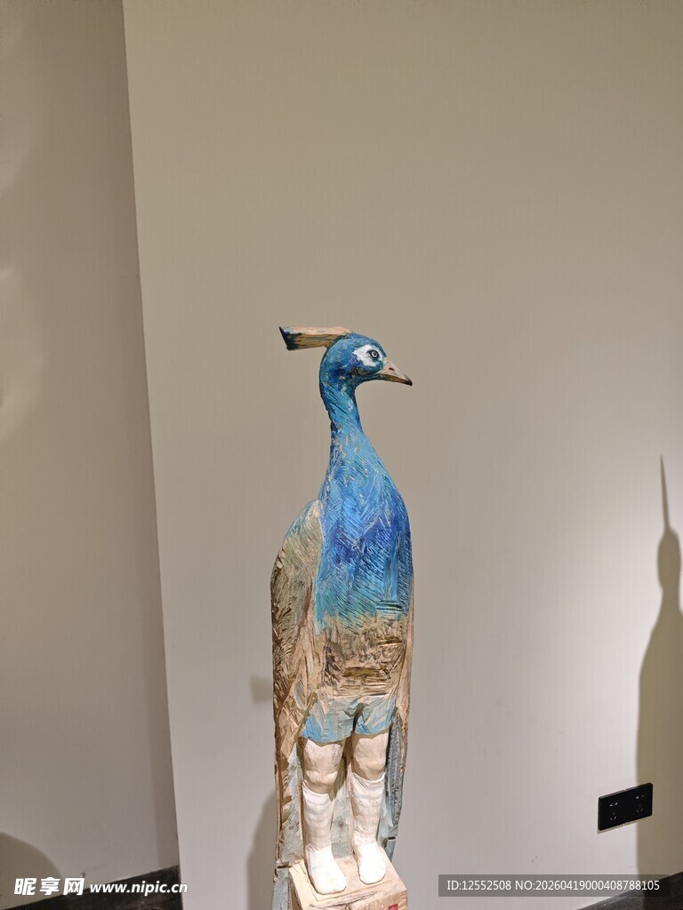 蓝绿孔雀雕塑艺术品展示