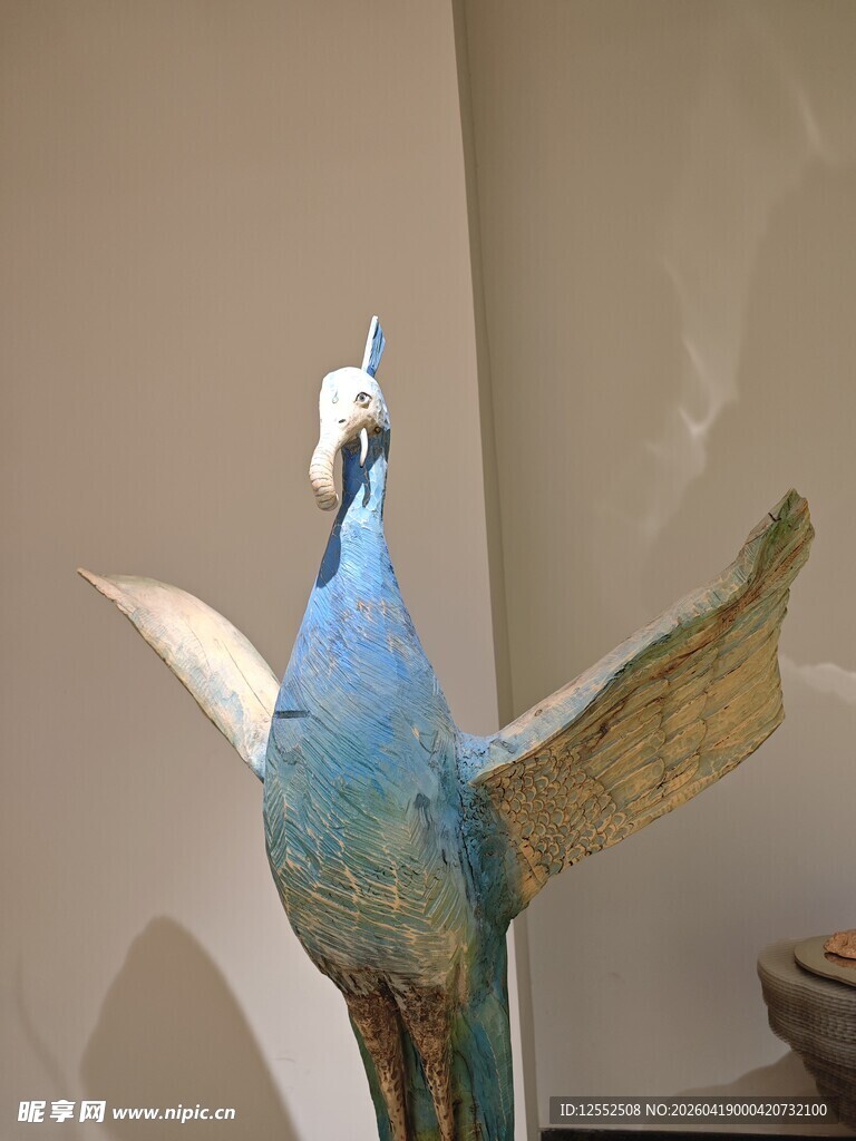 蓝色展翅孔雀雕塑