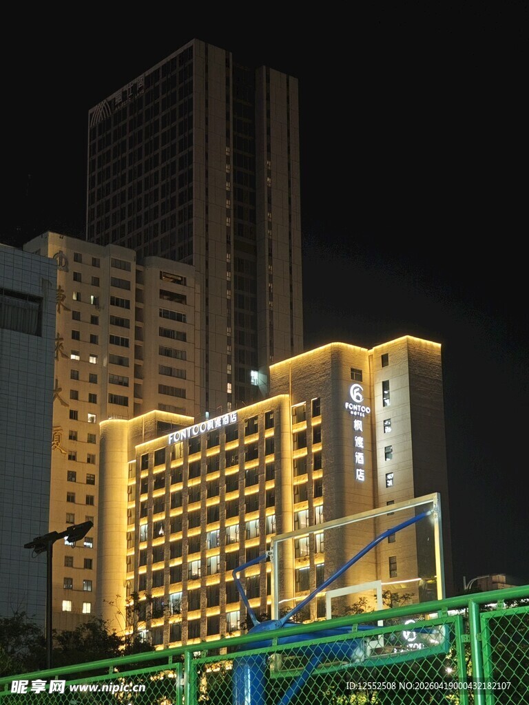 城市夜景中的璀璨高楼