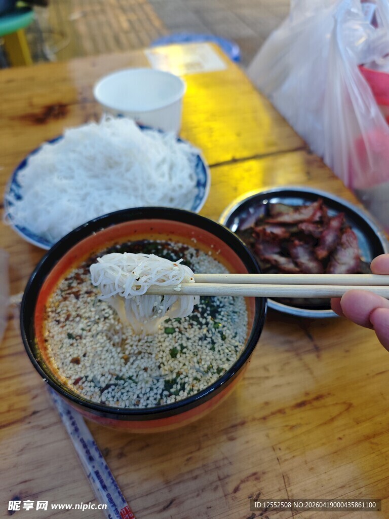 木桌前享用美味家常面食